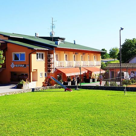 Bed And Breakfast Restaurant Dp Donji Zvecaj Bagian luar foto