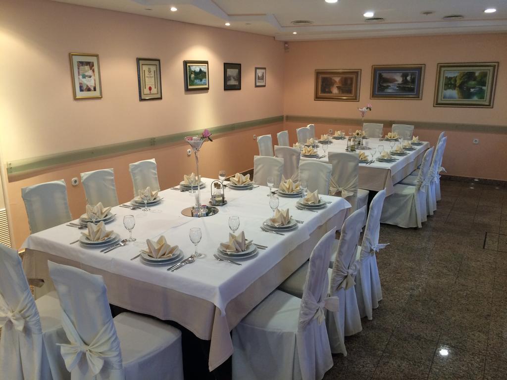 Bed And Breakfast Restaurant Dp Donji Zvecaj Bagian luar foto