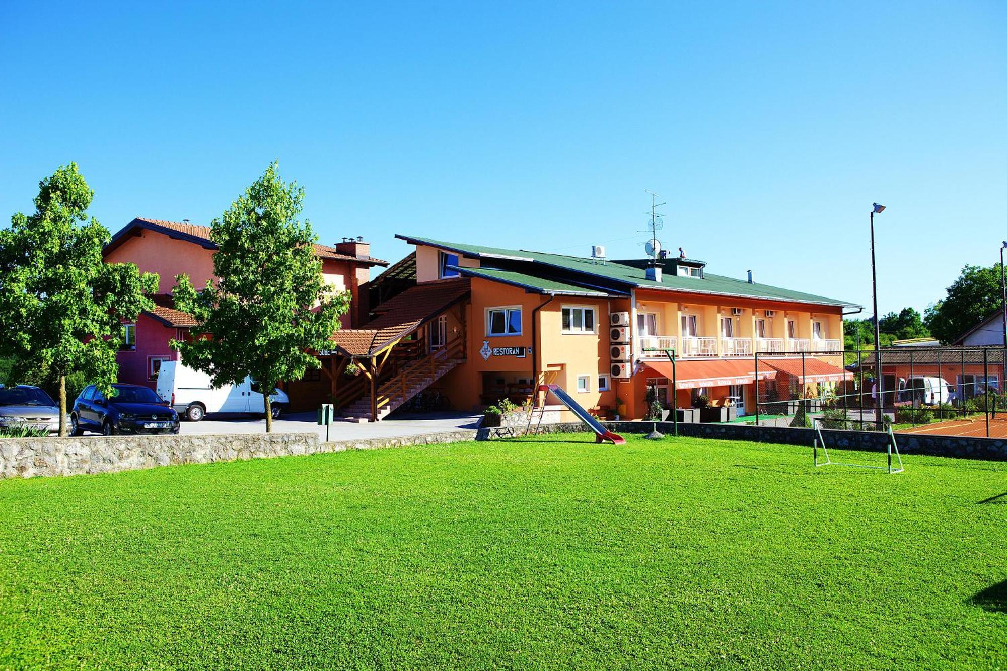 Bed And Breakfast Restaurant Dp Donji Zvecaj Bagian luar foto