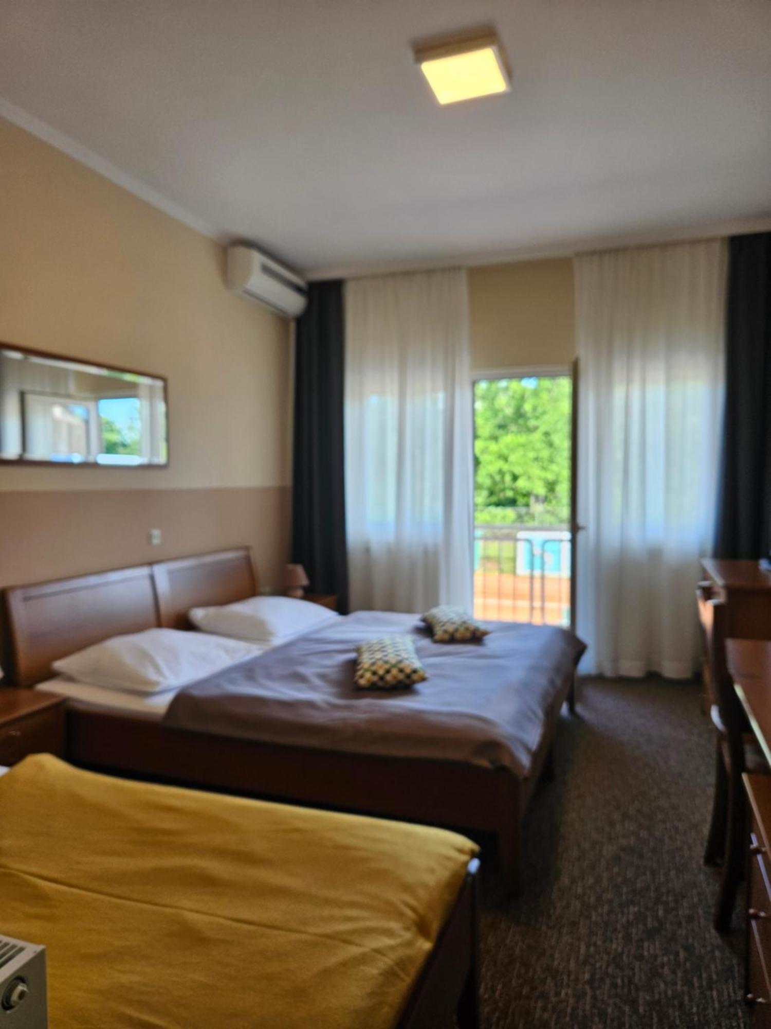 Bed And Breakfast Restaurant Dp Donji Zvecaj Ruang foto