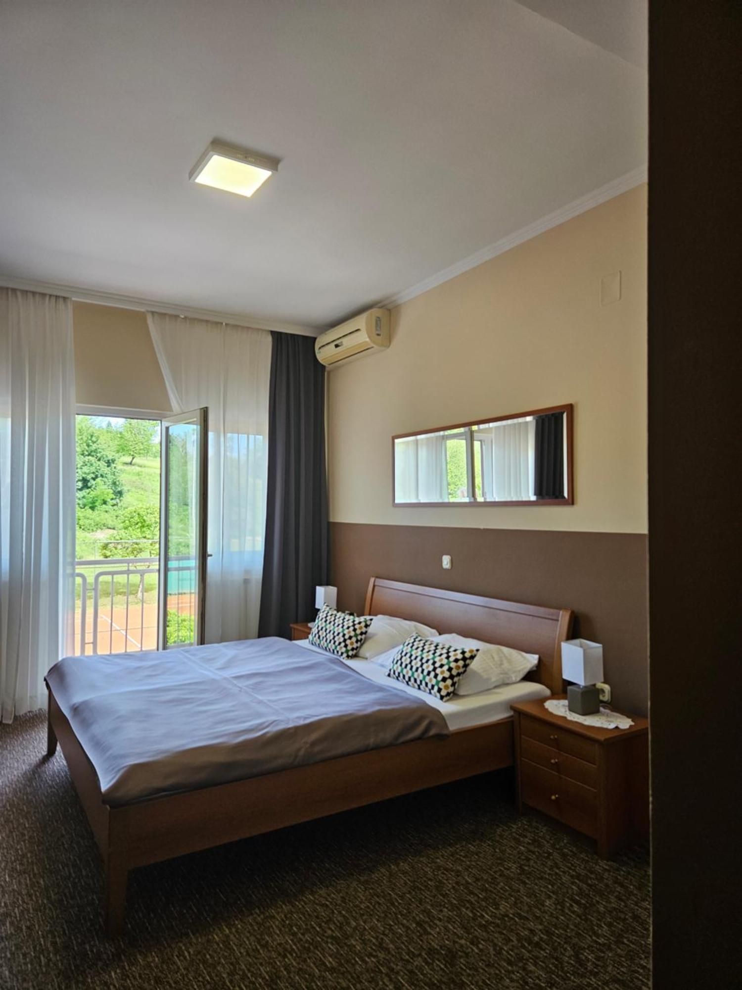 Bed And Breakfast Restaurant Dp Donji Zvecaj Bagian luar foto