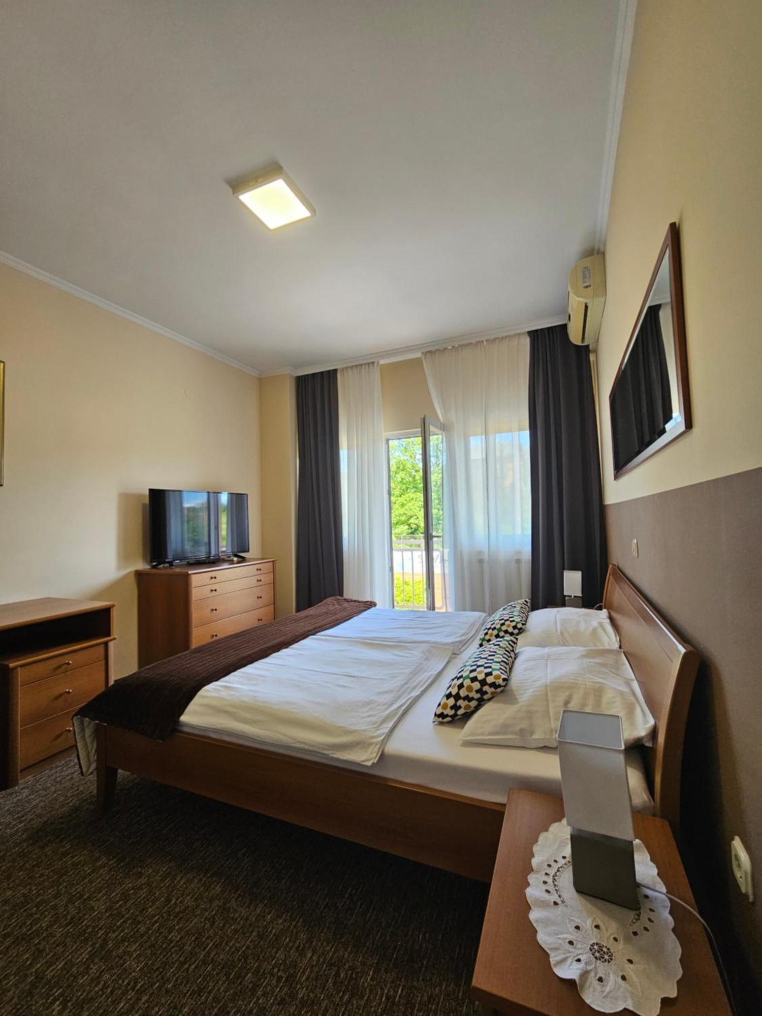 Bed And Breakfast Restaurant Dp Donji Zvecaj Bagian luar foto