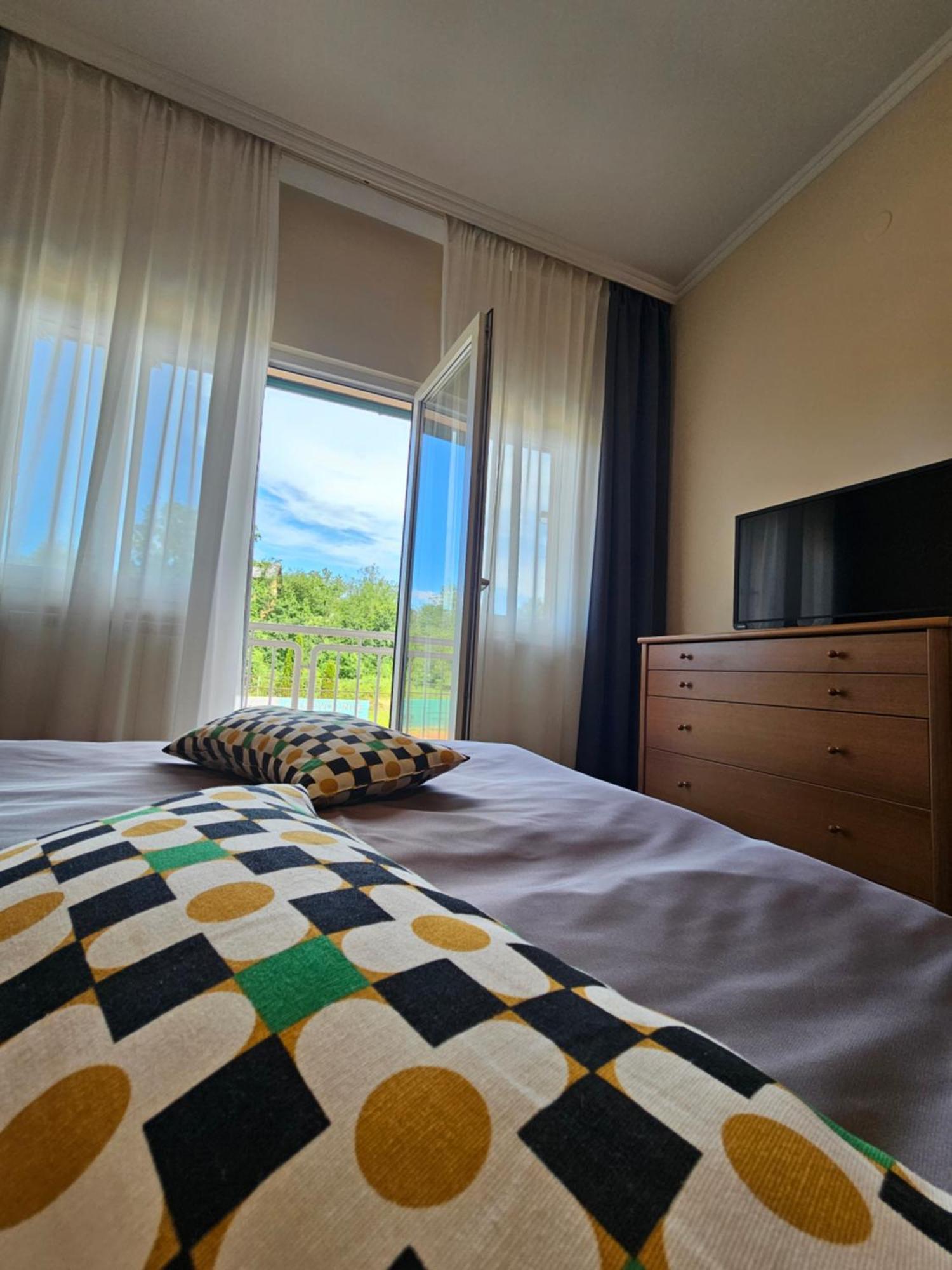 Bed And Breakfast Restaurant Dp Donji Zvecaj Ruang foto