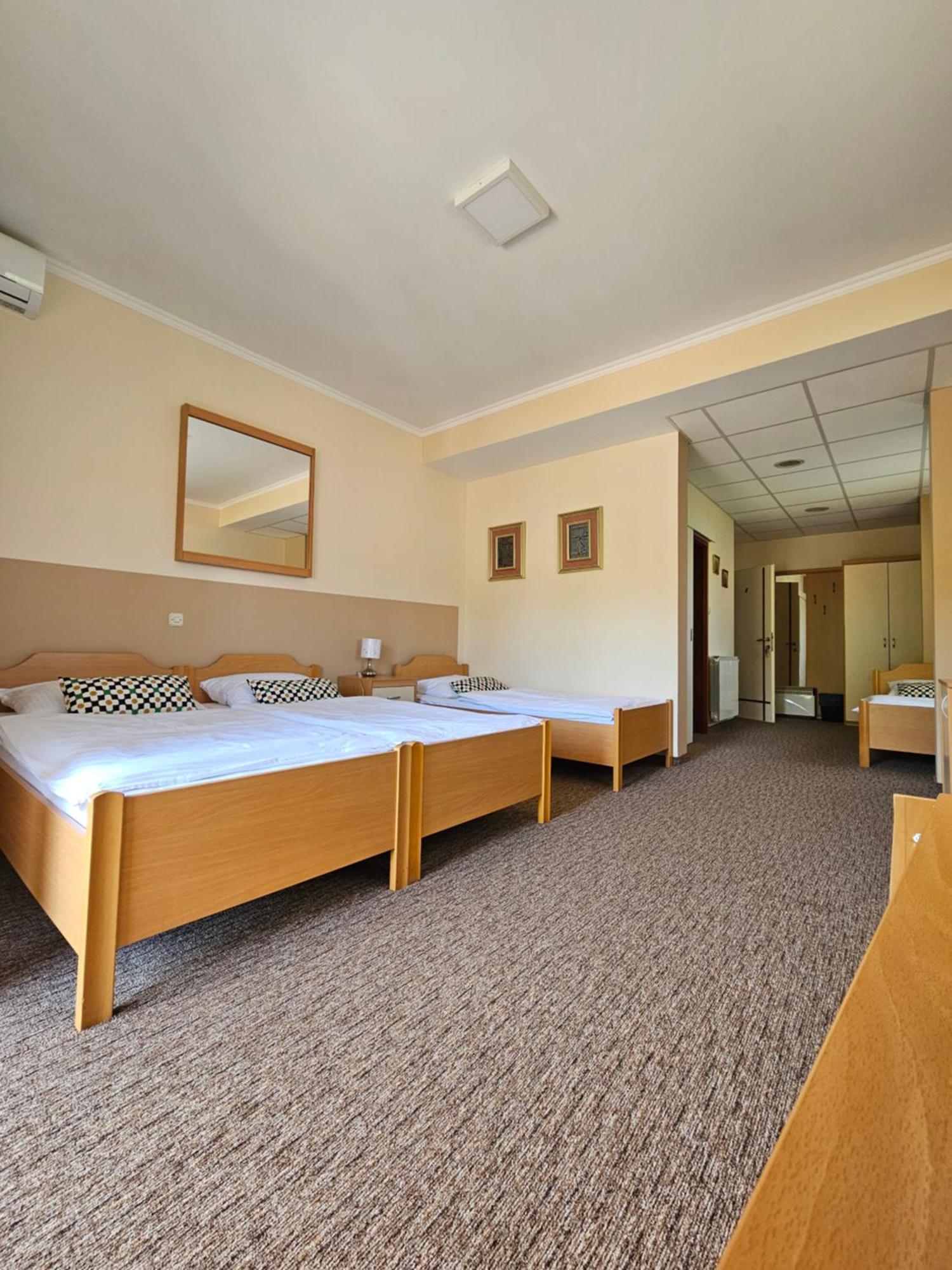 Bed And Breakfast Restaurant Dp Donji Zvecaj Bagian luar foto