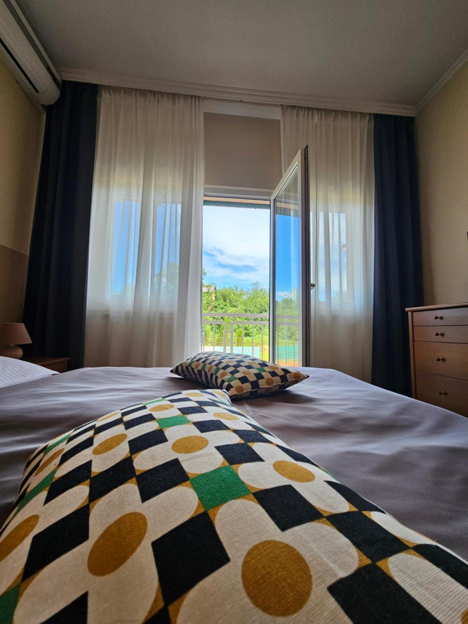 Bed And Breakfast Restaurant Dp Donji Zvecaj Bagian luar foto