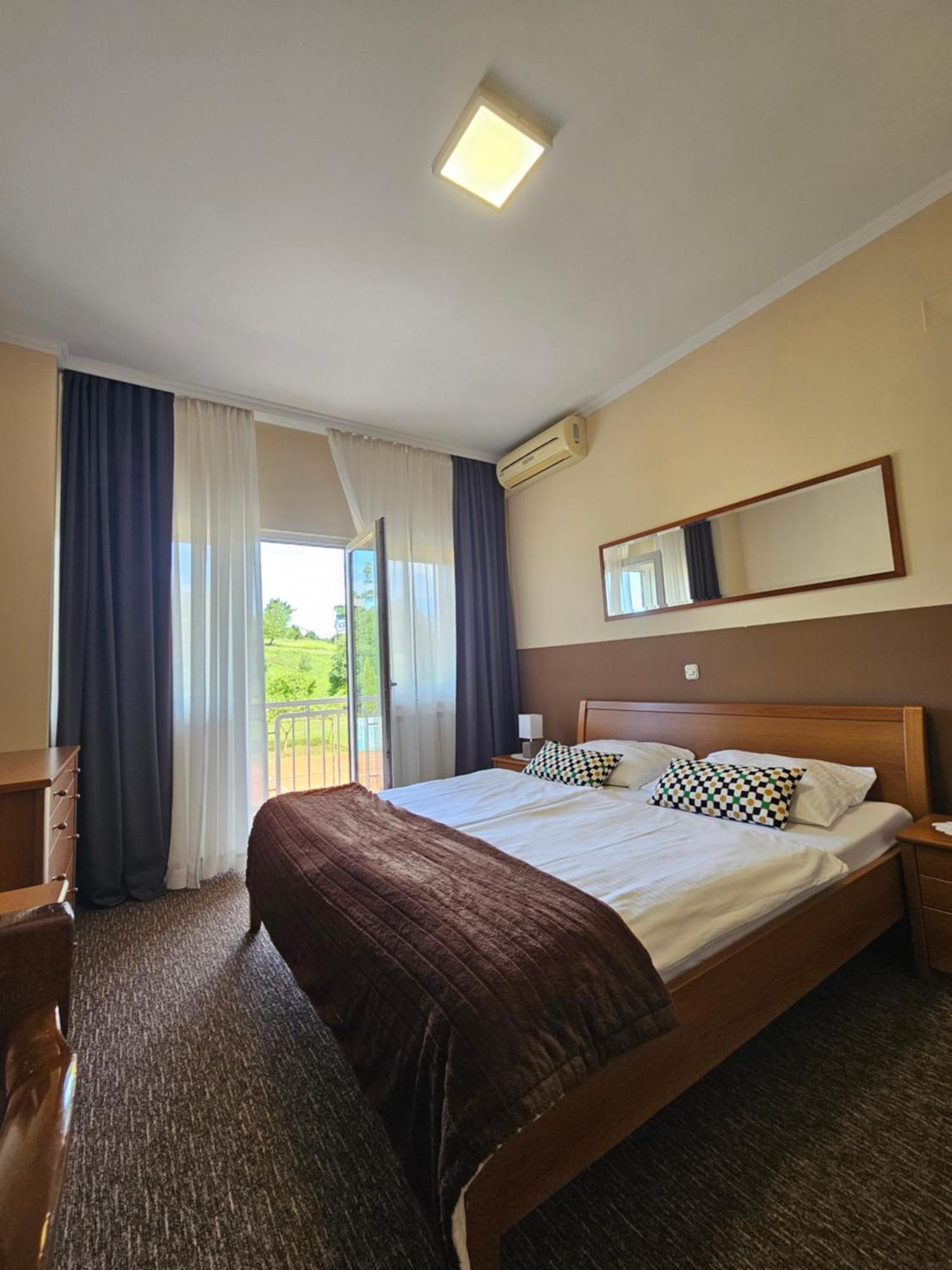 Bed And Breakfast Restaurant Dp Donji Zvecaj Ruang foto