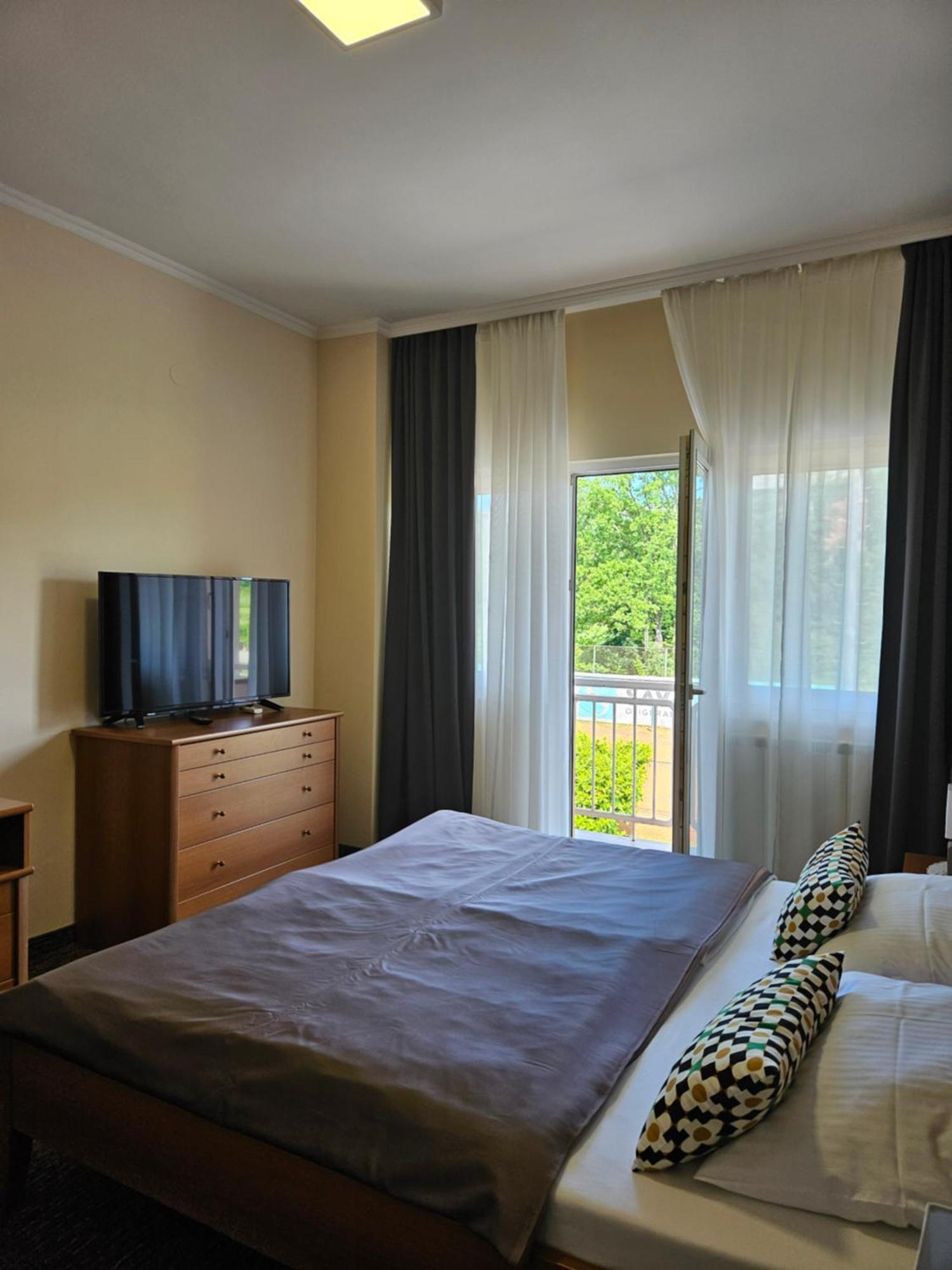 Bed And Breakfast Restaurant Dp Donji Zvecaj Ruang foto