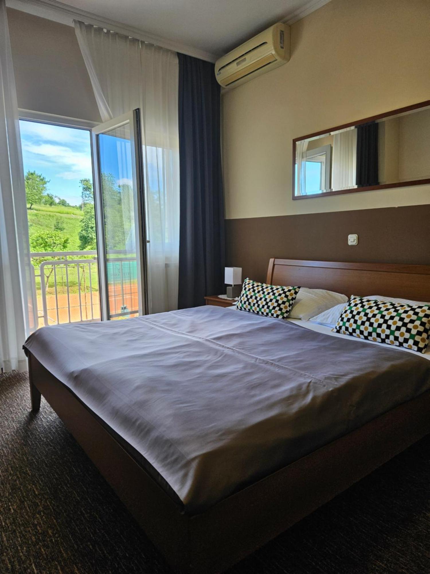 Bed And Breakfast Restaurant Dp Donji Zvecaj Ruang foto