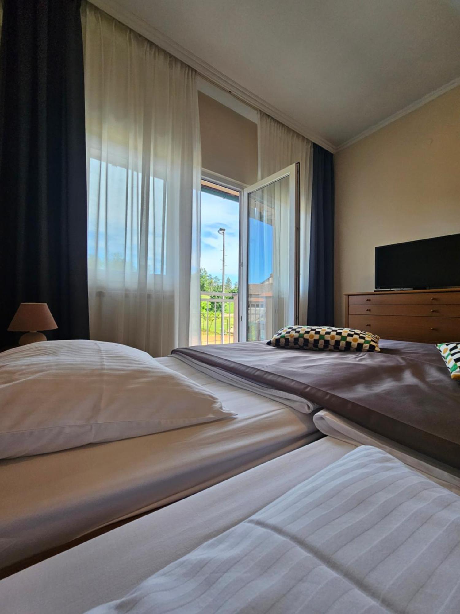 Bed And Breakfast Restaurant Dp Donji Zvecaj Bagian luar foto