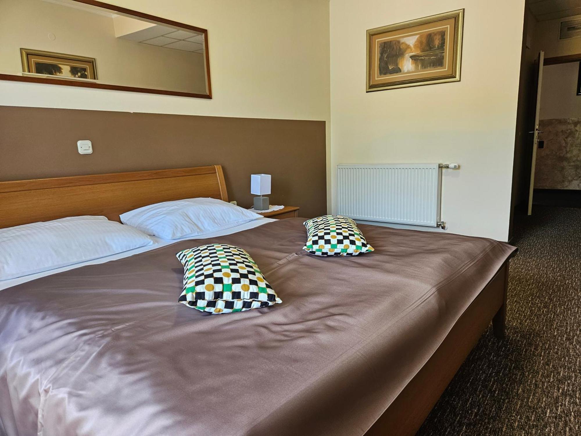Bed And Breakfast Restaurant Dp Donji Zvecaj Bagian luar foto