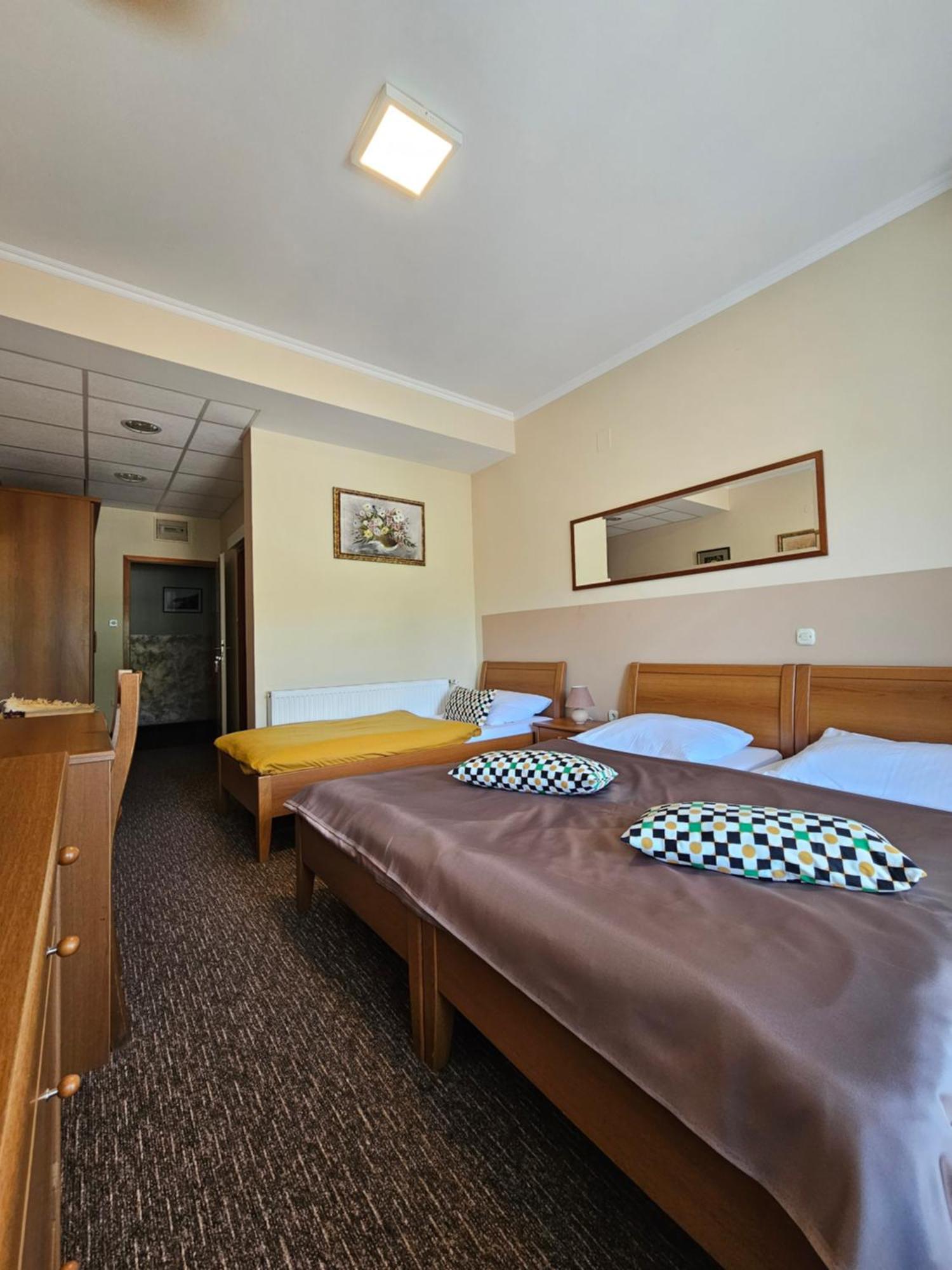 Bed And Breakfast Restaurant Dp Donji Zvecaj Ruang foto