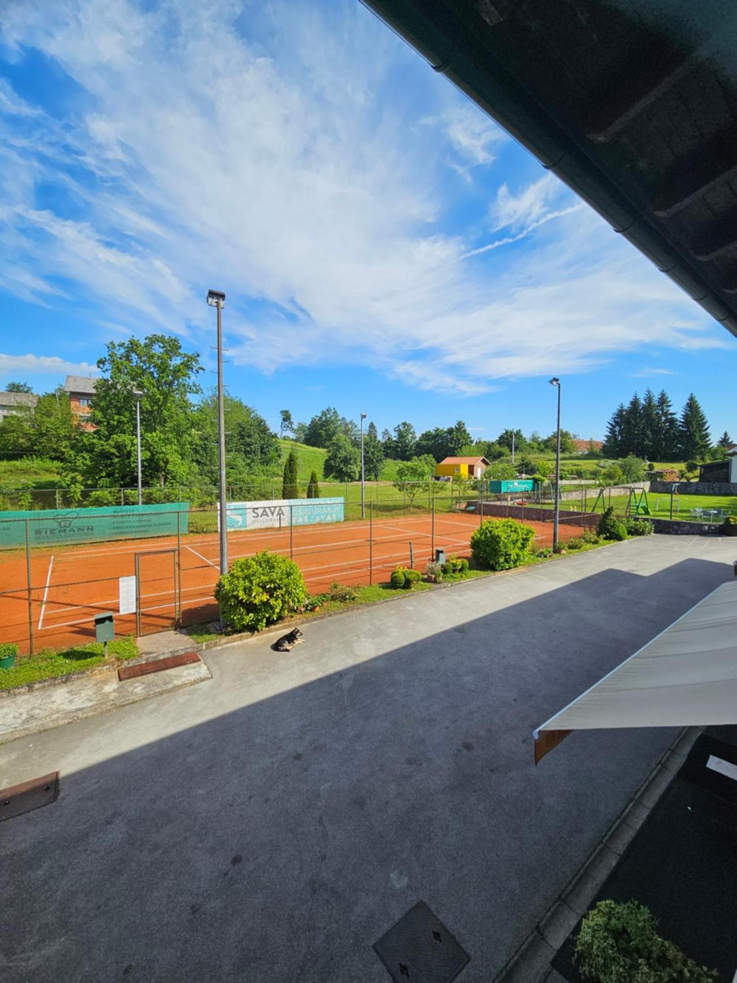 Bed And Breakfast Restaurant Dp Donji Zvecaj Bagian luar foto